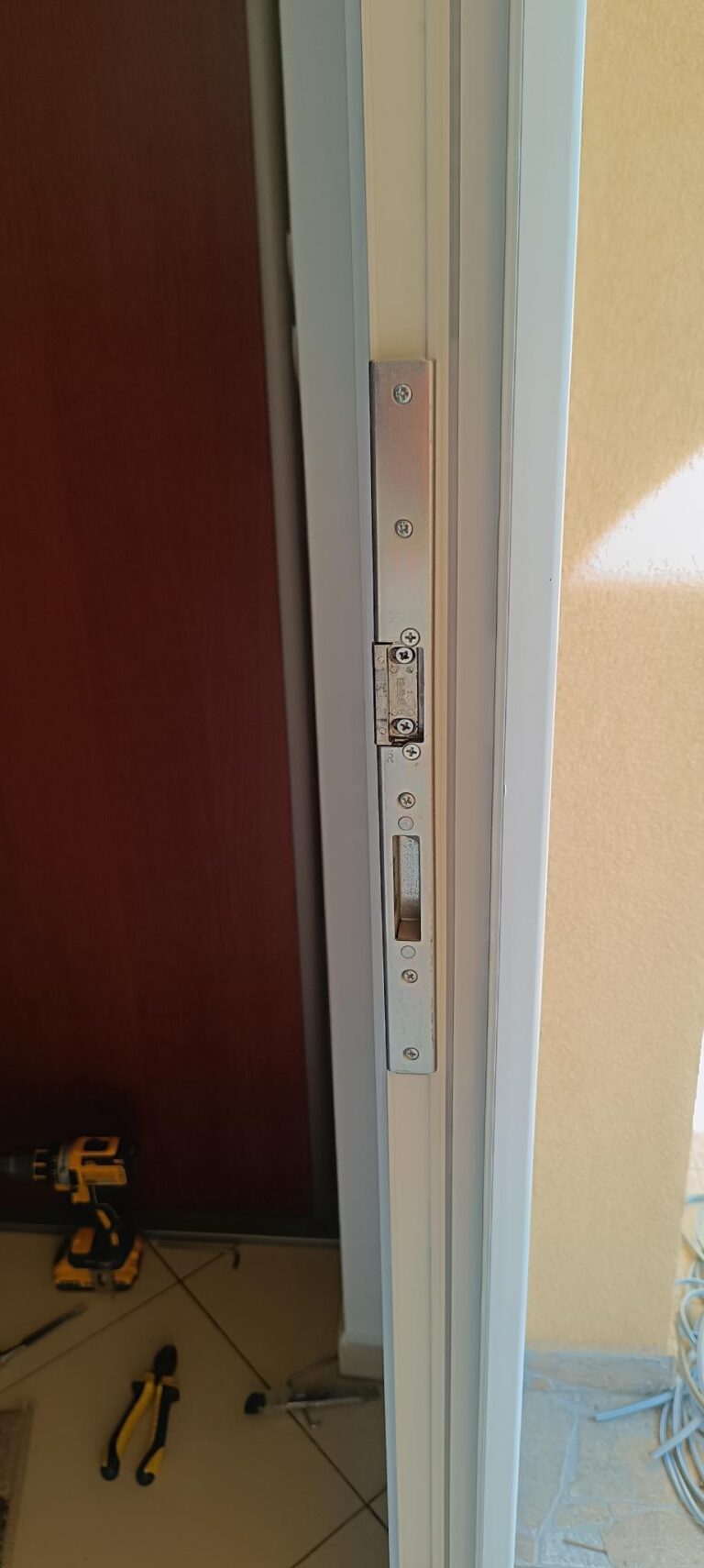 Detail dverového kovania MACO pri servisnom zásahu v Senci