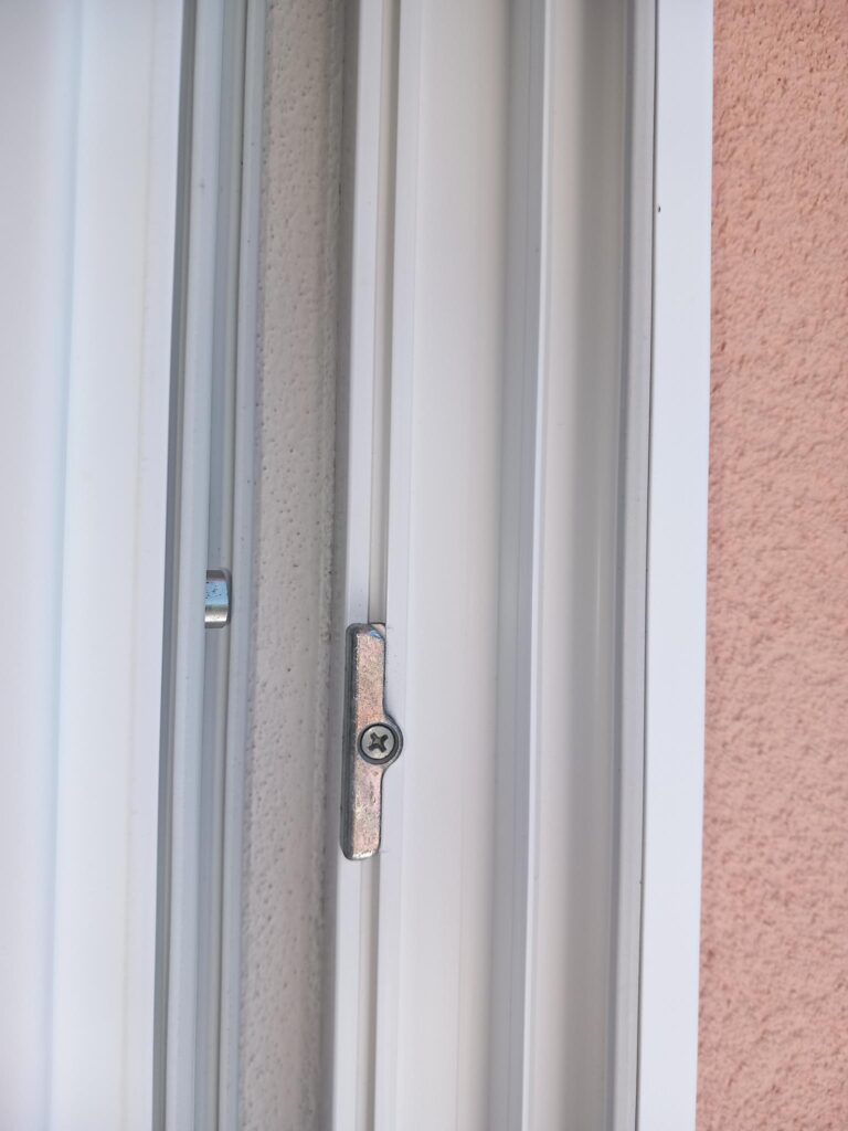 Technický detail okenného kovania pri servisnej obhliadke