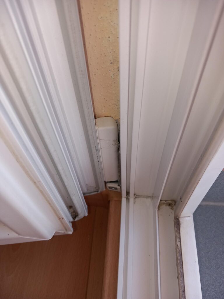 Detail spodnej časti otvoreného okenného krídla a mechanizmu