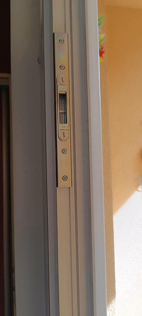Detail dverového kovania pri servisnom zásahu v Senci