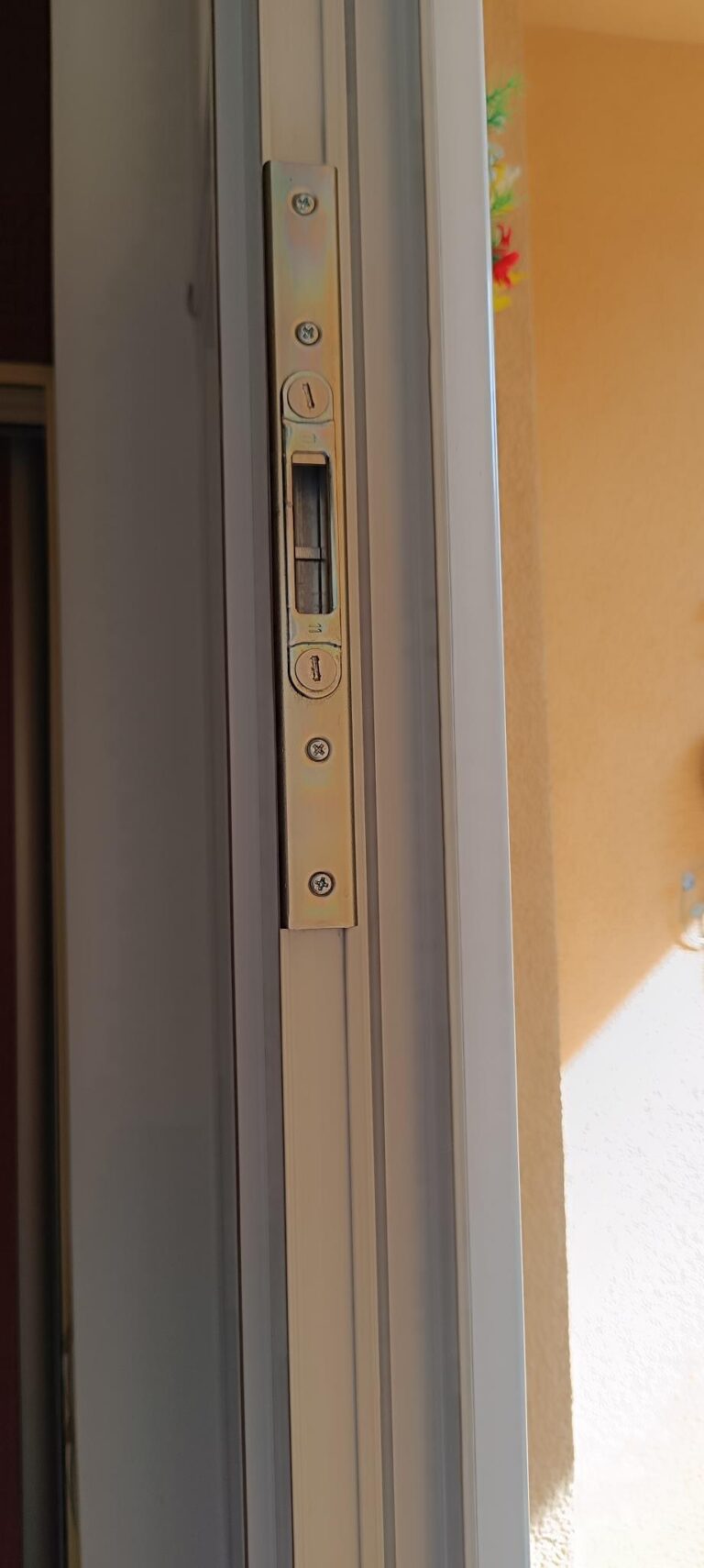 Detail dverového kovania pri servisnom zásahu v Senci