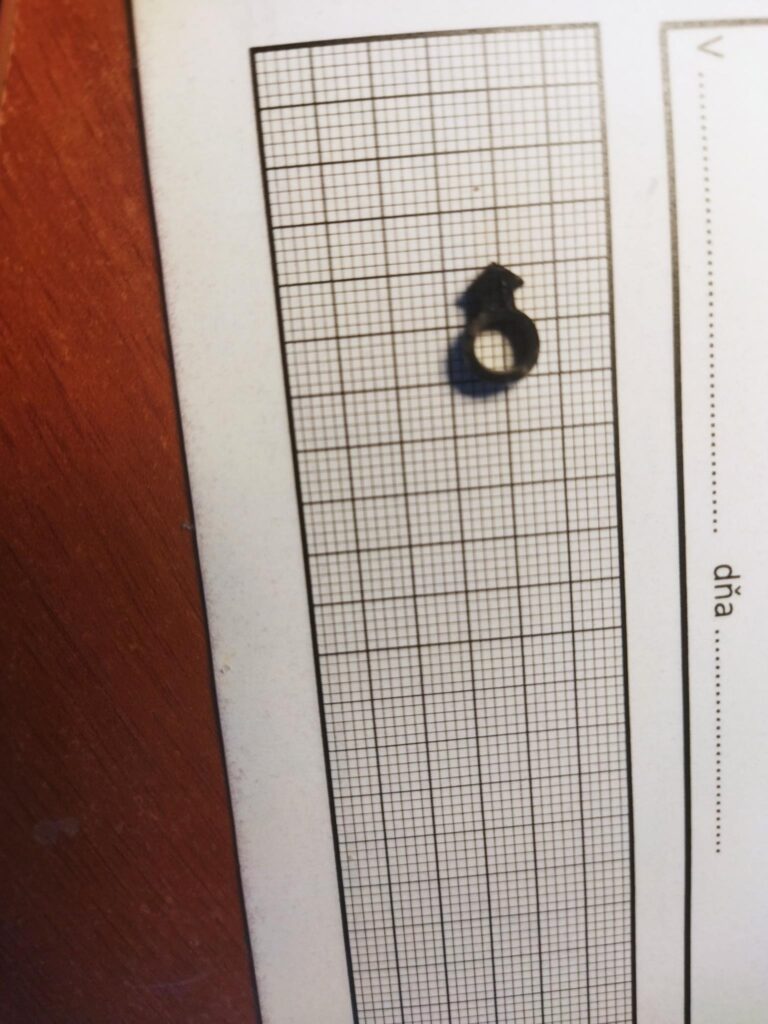 Detail pôvodného tesnenia na plastovom okne pred servisným zásahom